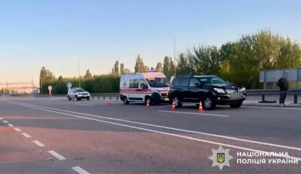 Трагедія на трасі Київ — Одеса: пішохід загинув у швидкій після зіткнення з позашляховиком