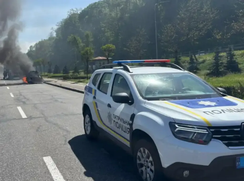 У центрі Києва загорівся автомобіль — рух у напрямку мосту Патона обмежено