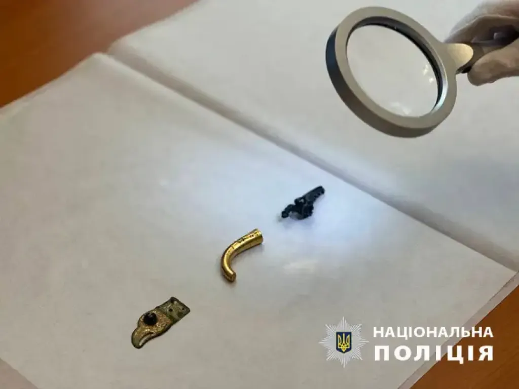 Артефакти доби переселення народів: у Києві запобігли незаконному продажу унікальних прикрас