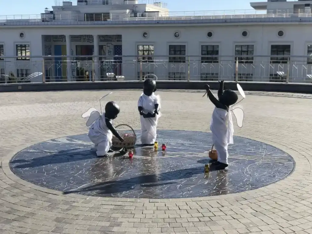 У Києві до Великодня прикрасили скульптури малюків-засновників міста