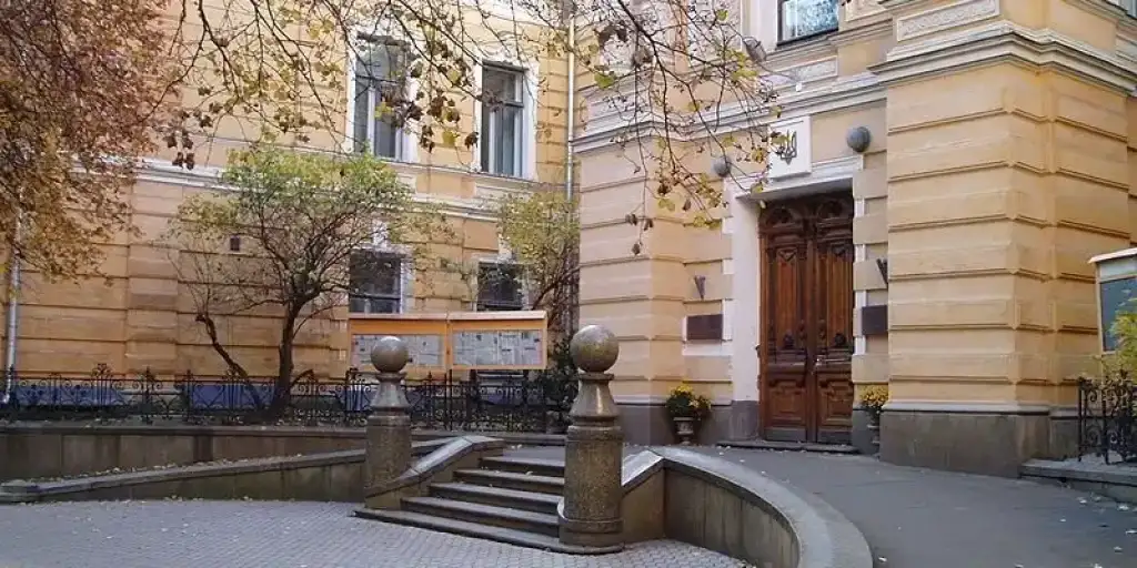 У Києві оцифрували архіви пошкодженої будівлі Спілки письменників — це дозволить точно її відновити
