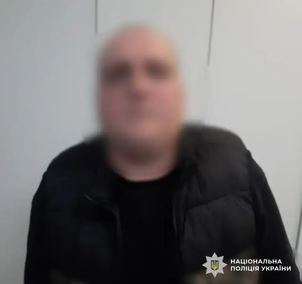 У Києві двоє чоловіків напали на пенсіонерку та відібрали сумку з грошима