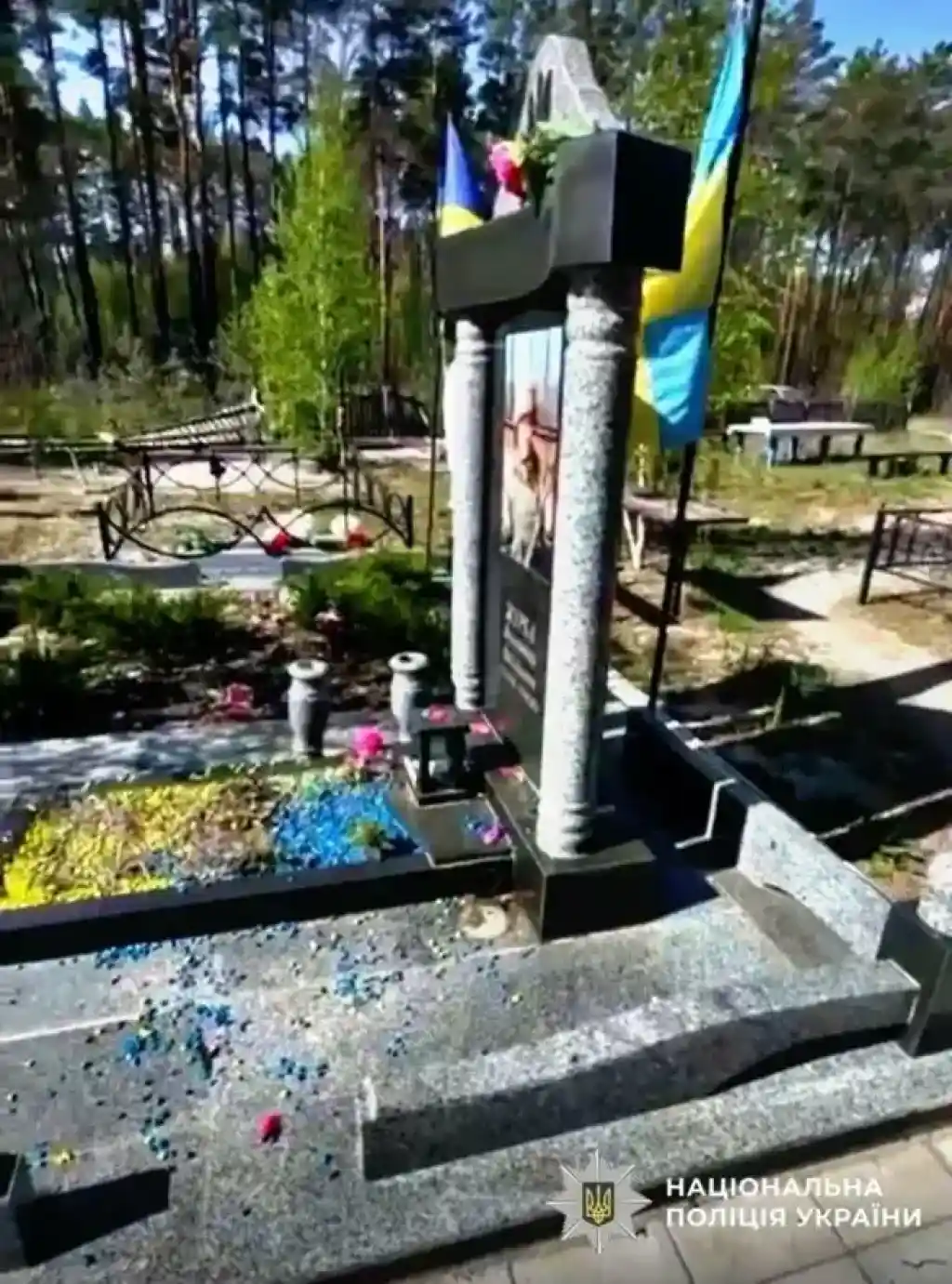 На Київщині жінка зруйнувала могилу українського воїна — їй загрожує до п’яти років ув’язнення