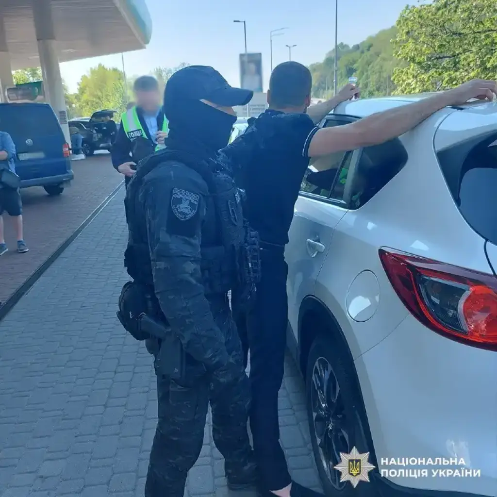 У Києві викрили шахрая, який за $5 тисяч обіцяв “працевлаштування” у розвідці