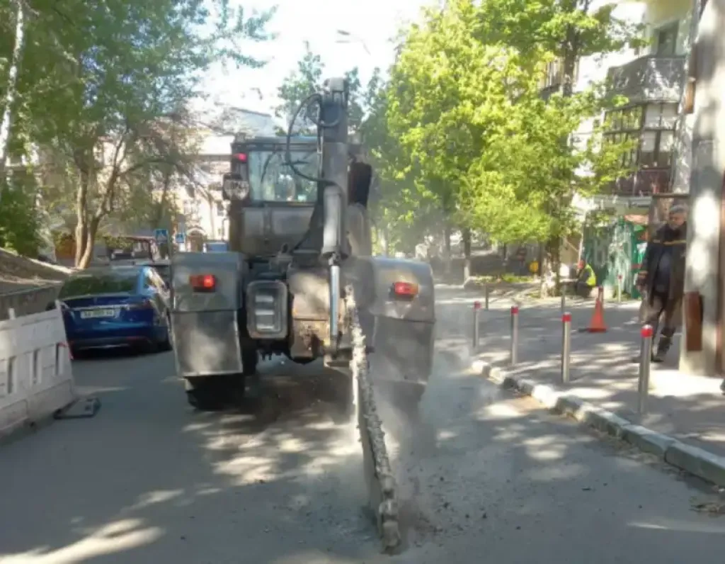 Аварія на водопроводі у центрі Києва: без води залишилися будинки, рух транспорту перекрито