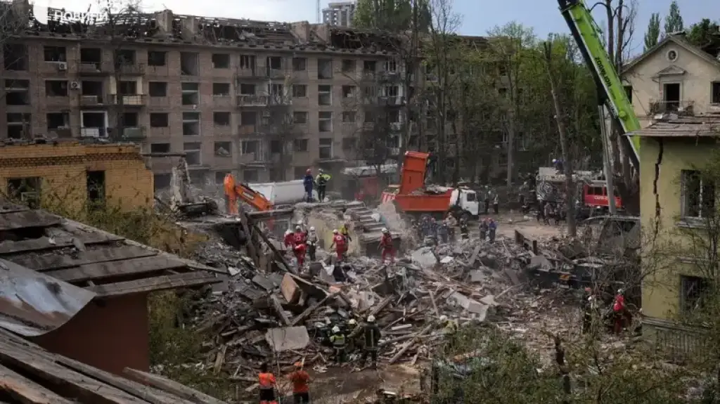 У Києві ліквідовують наслідки російської атаки: знищено десятки будинків і автомобілів