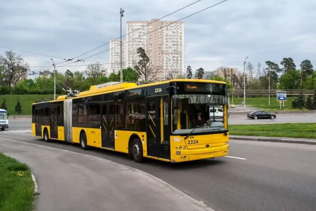 Тимчасові зміни у русі автобусів Києва: які маршрути змінено через ярмарок