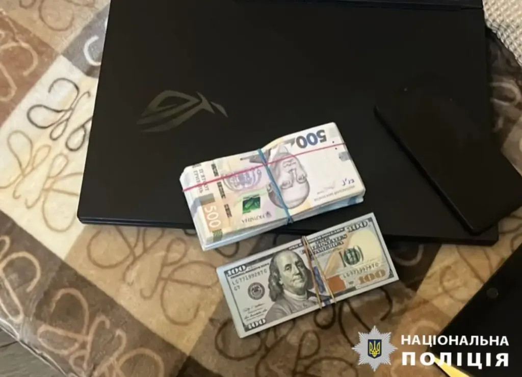 Піймали на гарячому: податківець із Київщини вимагав 735 тисяч гривень хабара