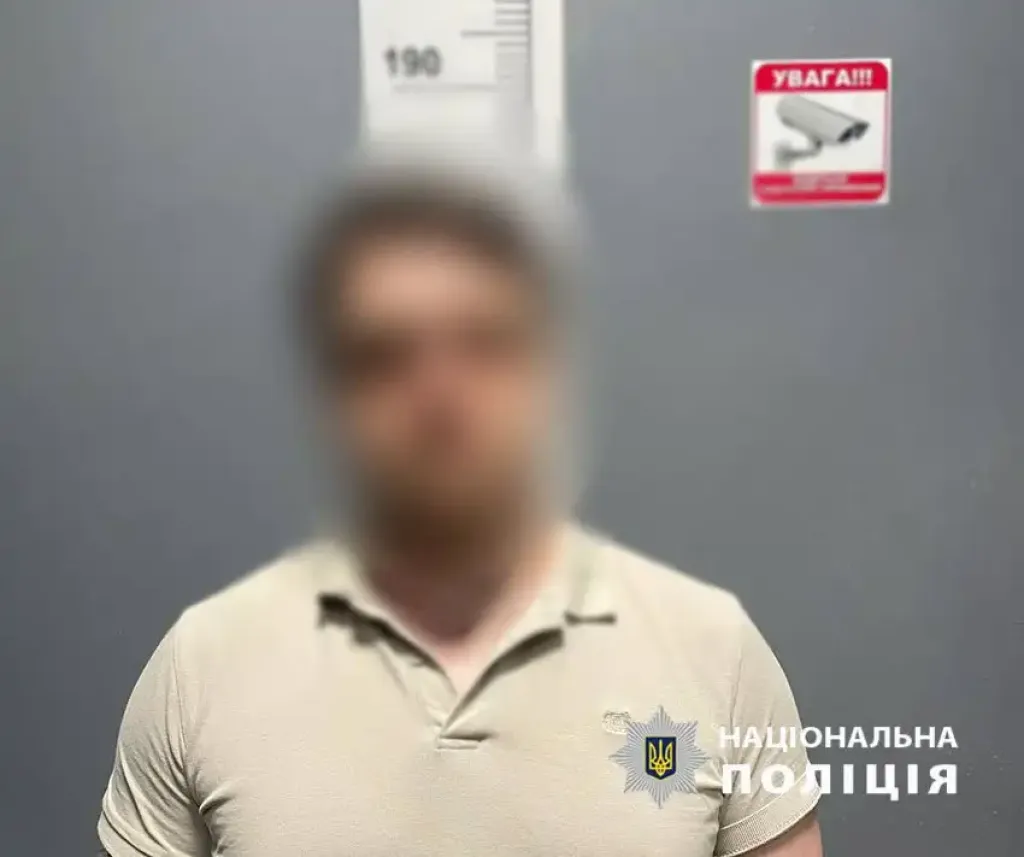 У Києві затримали працівника IT-компанії, який пів року виманював гроші у свого начальника