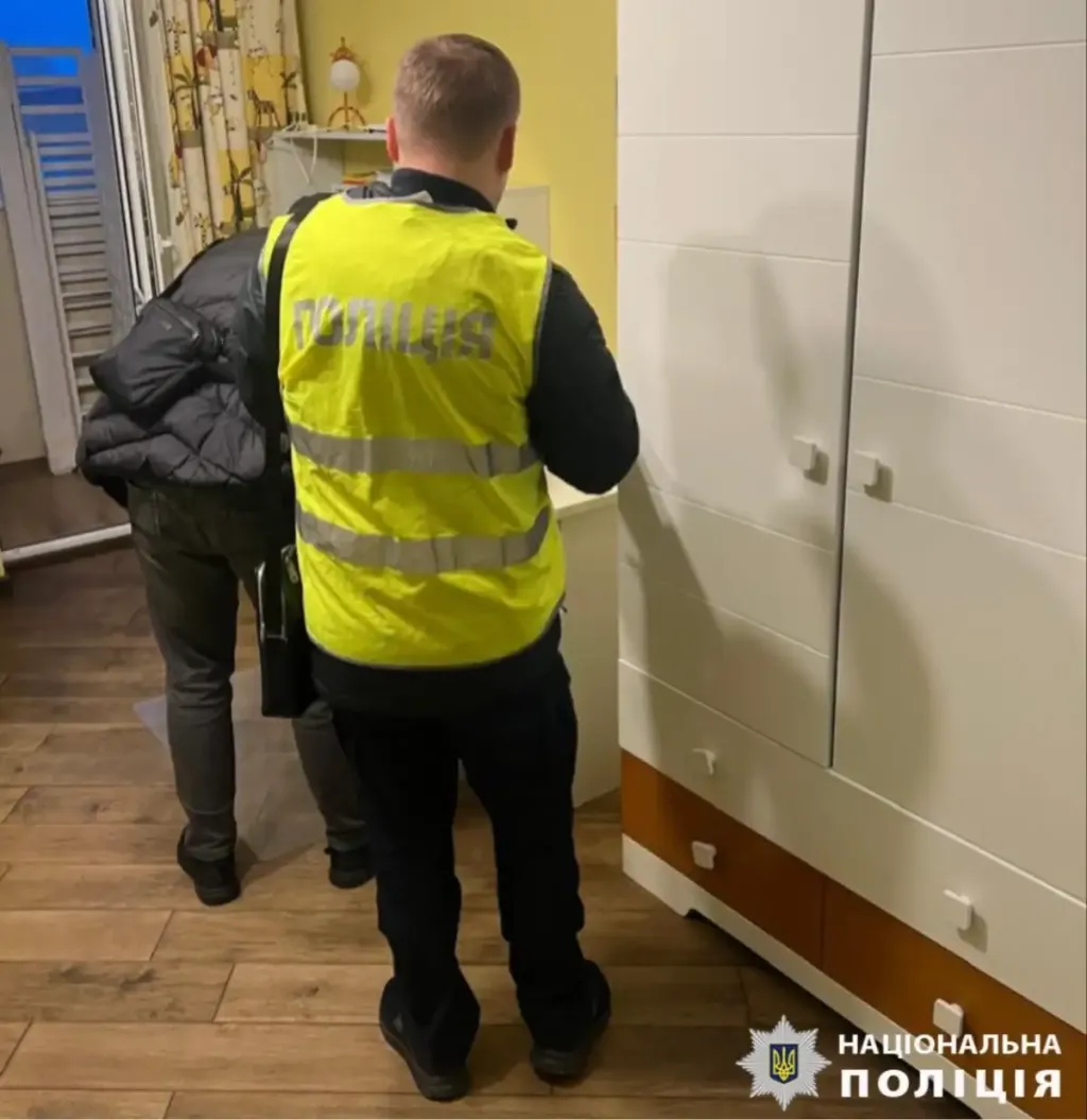 Піймали на гарячому: податківець із Київщини вимагав 735 тисяч гривень хабара