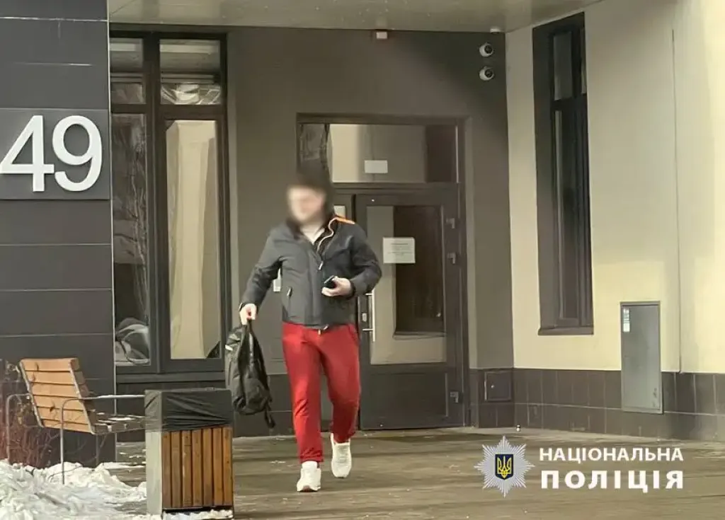 У Києві затримали працівника IT-компанії, який пів року виманював гроші у свого начальника