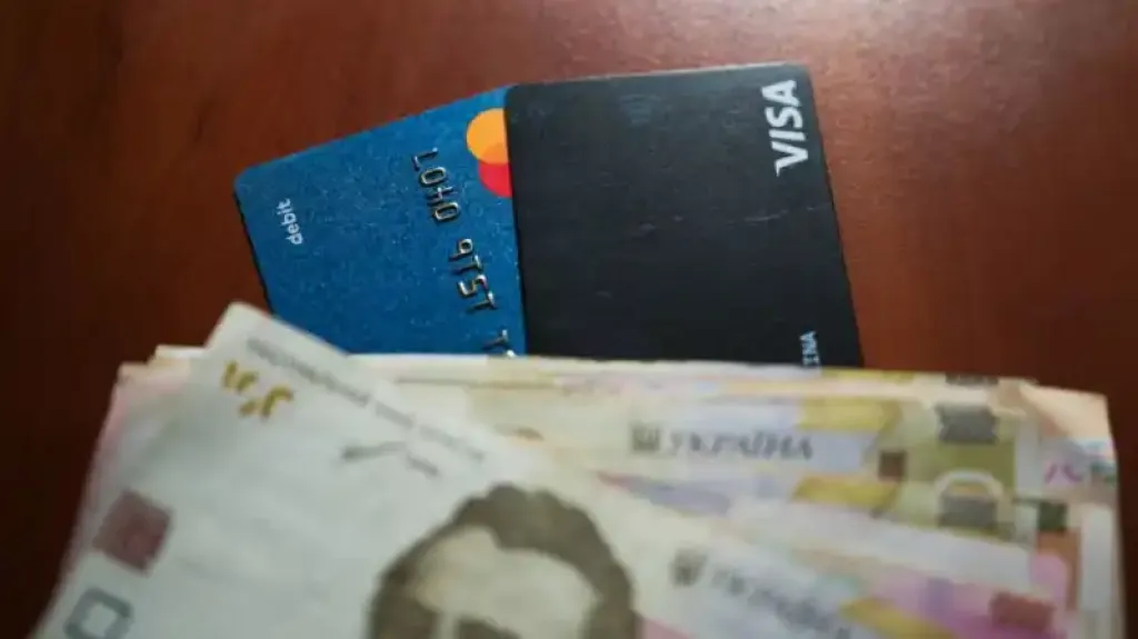 У Києві з 1 червня знижують ліміт на карткові перекази: нові правила для клієнтів банків