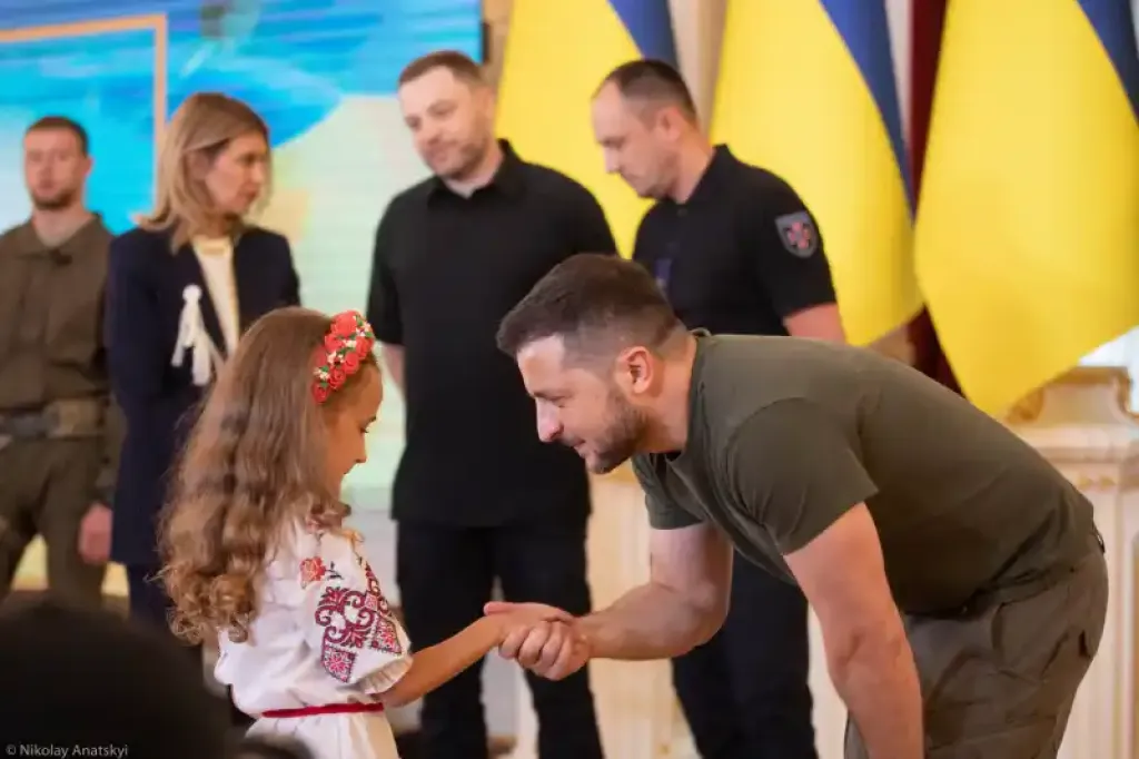 Володимир Зеленський вручив президентські нагороди юним героям Києва
