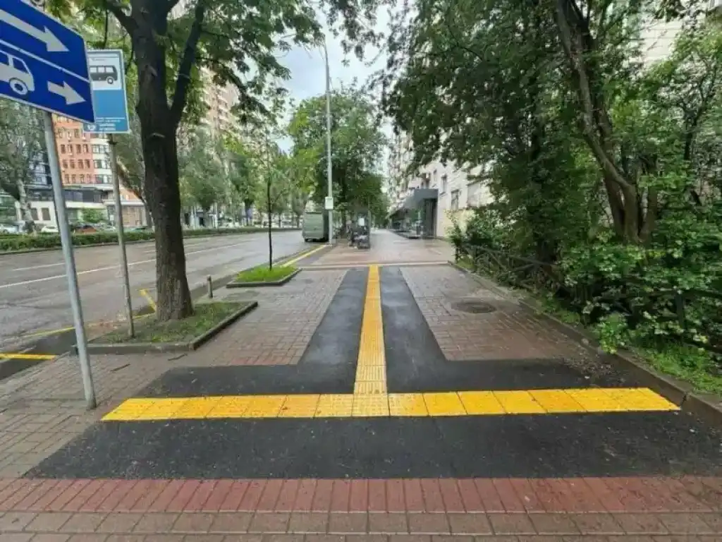 У Києві завершили облаштування інклюзивного під’їзду до військового госпіталю: новий стандарт доступності