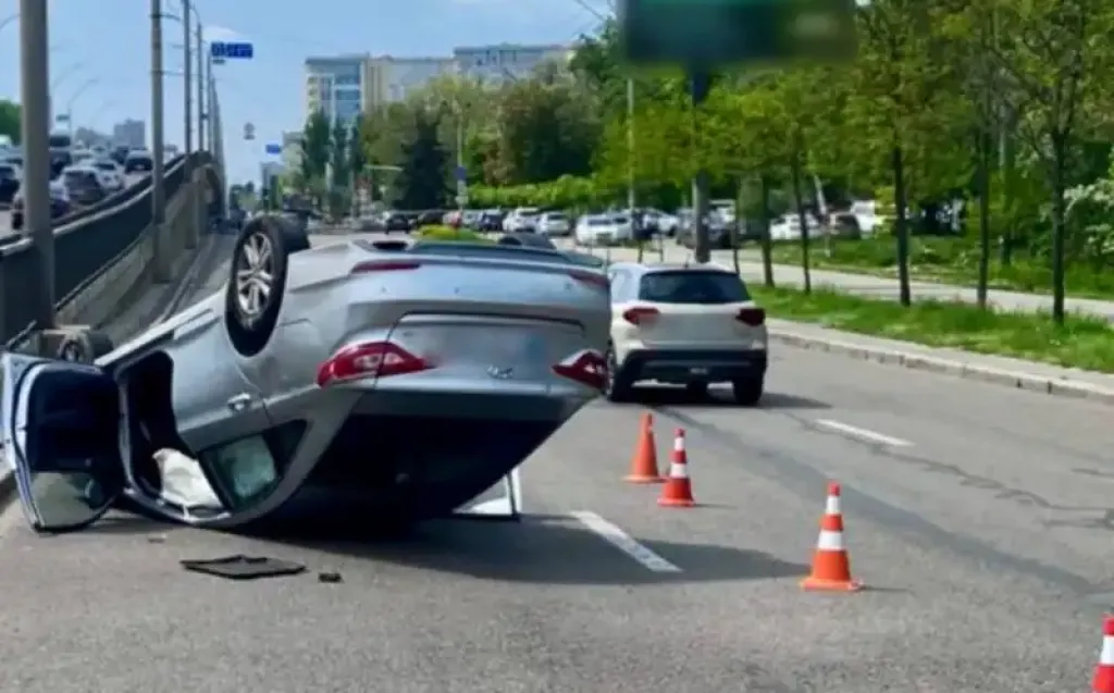Перекинуте авто і затори на виїзді з Києва: рух ускладнено на Берестейському проспекті