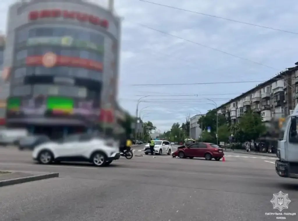 На площі Дарницькій у Києві частково перекрили рух: причина — ДТП