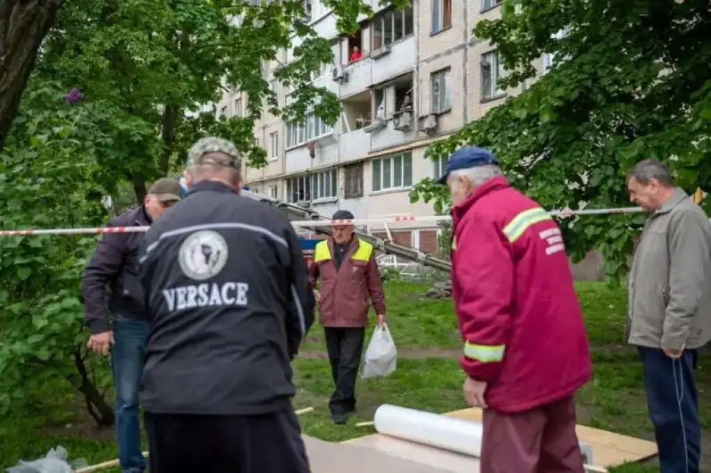 Київ після обстрілу: комунальники розчищають завали, місто оплакує загиблих