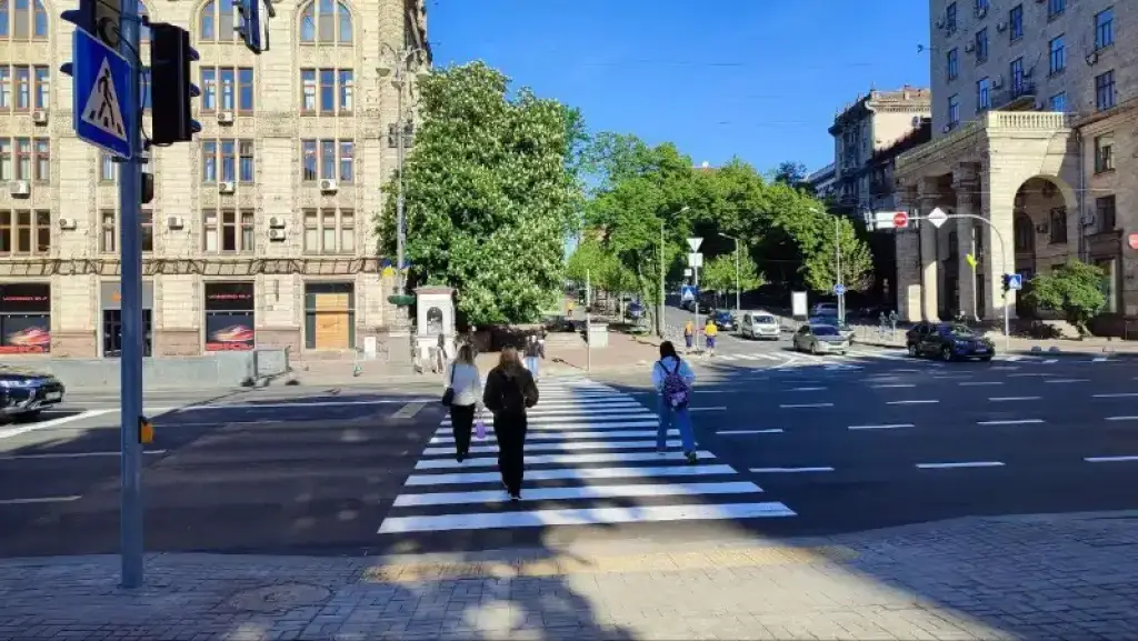 Новий рівень зручності: у центрі Києва з’явився інноваційний пішохідний перехід