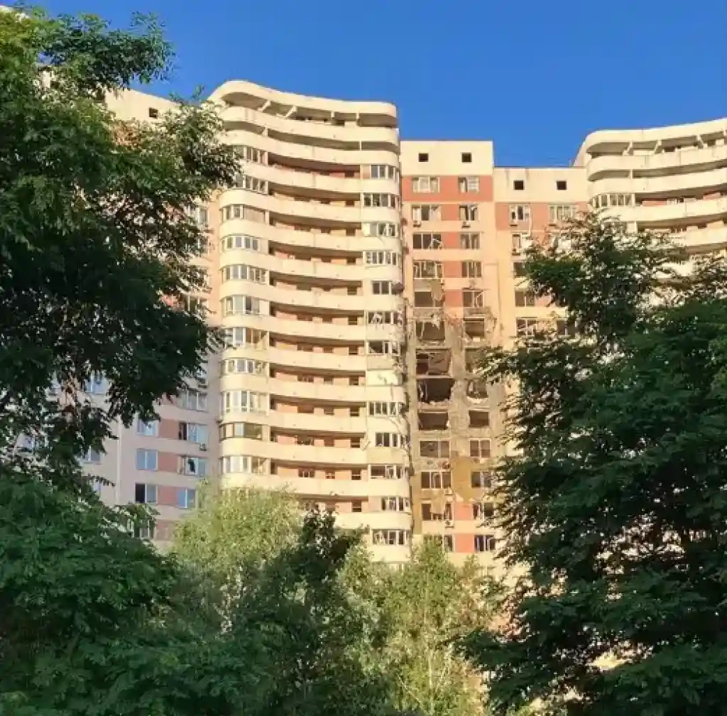 Ворожий дрон-камікадзе пробив багатоповерхівку в Києві: потужний вибух і масштабна пожежа