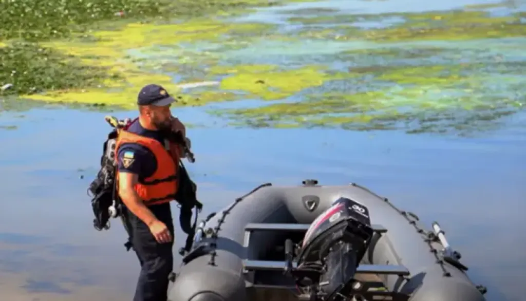 Водолази-сапери обстежують Дніпро в Києві: підводна безпека на контролі рятувальників