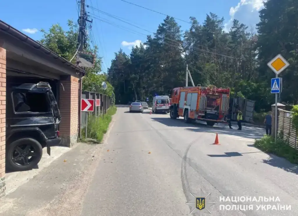 ДТП на Київщині: небезпечний маневр призвів до перекидання вантажівки та госпіталізації водія