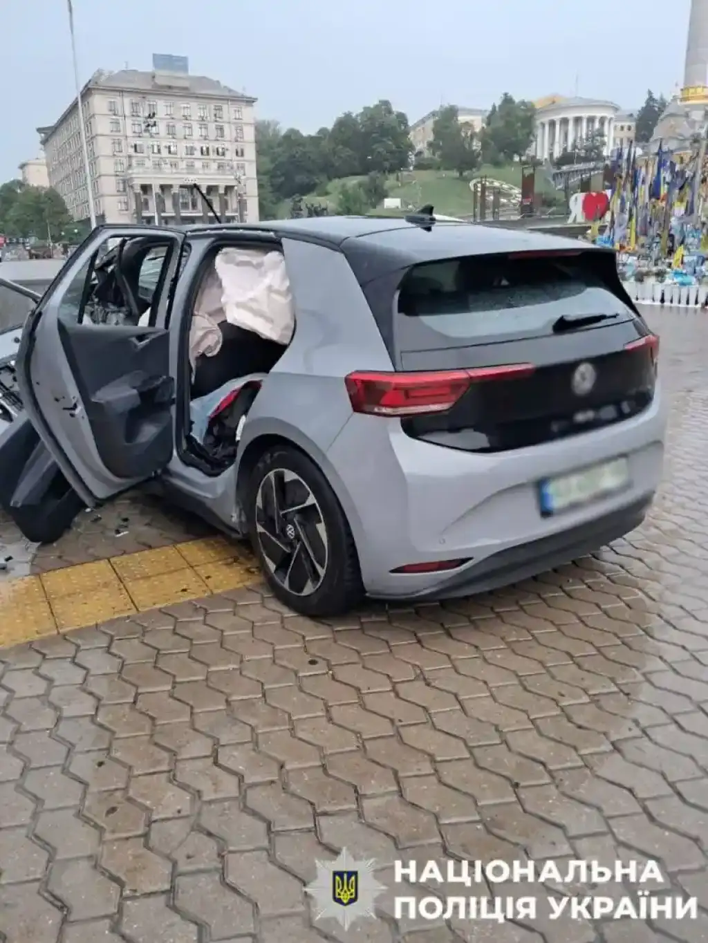 ДТП на Хрещатику: легковик вилетів на тротуар і врізався у бетонну огорожу підземного переходу