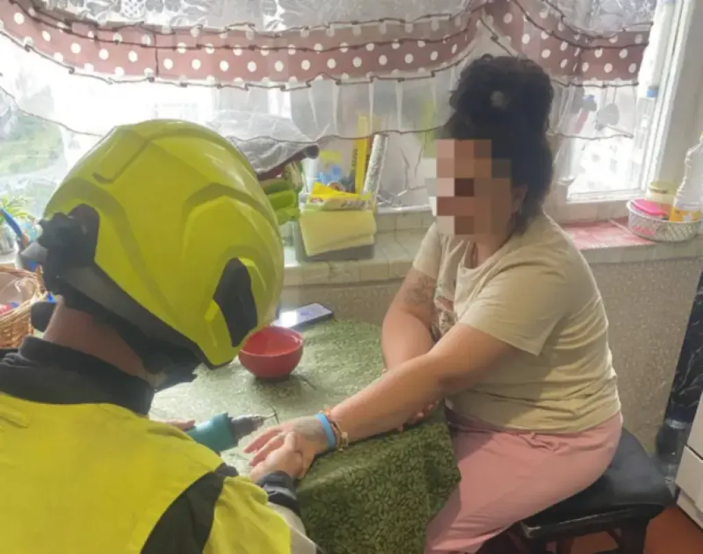 У Києві рятувальники визволили жінку з “пастки” обручки: подробиці оперативної допомоги