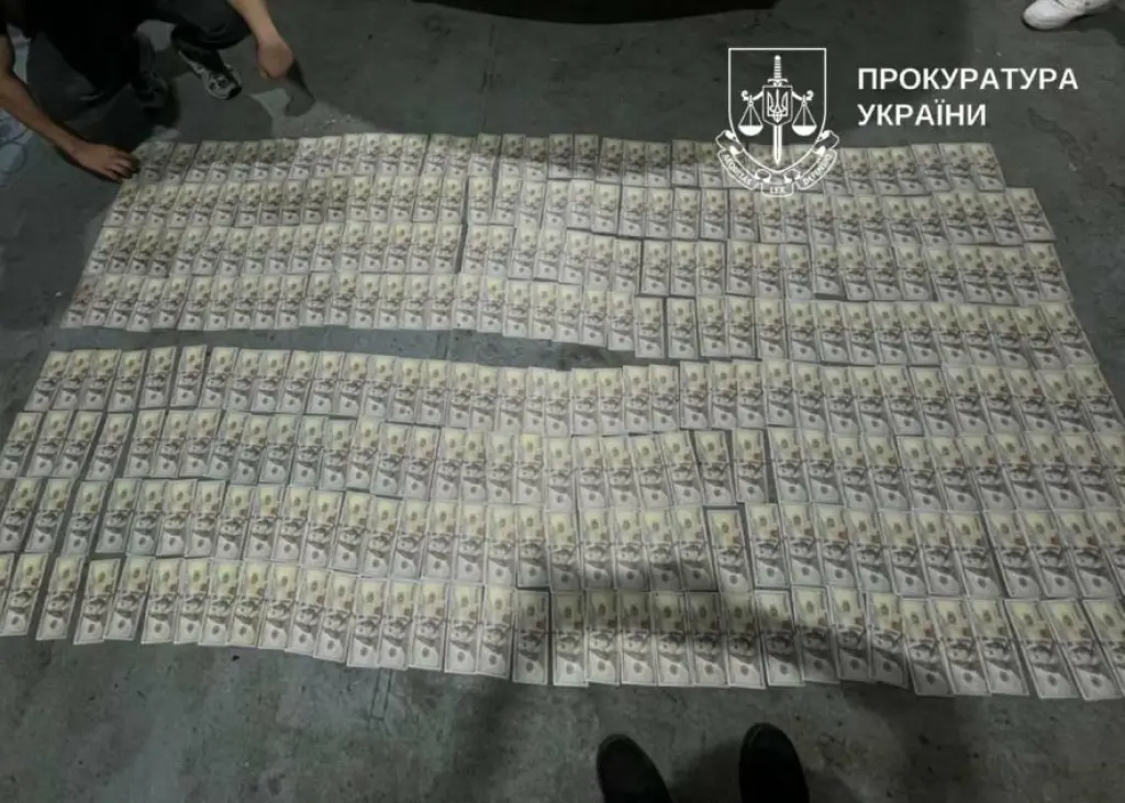 У Києві затримали чоловіка, який з пістолетом вимагав $30 тисяч у підприємця