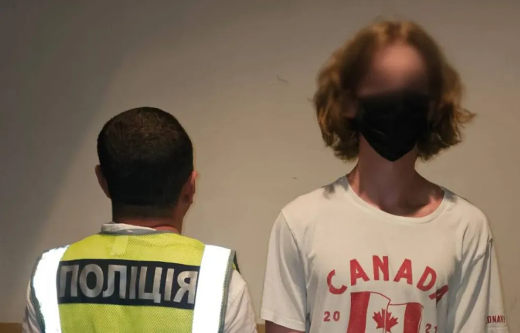 У київському метро студент спустився ескалатором на велосипеді: поліція вже оштрафувала порушника