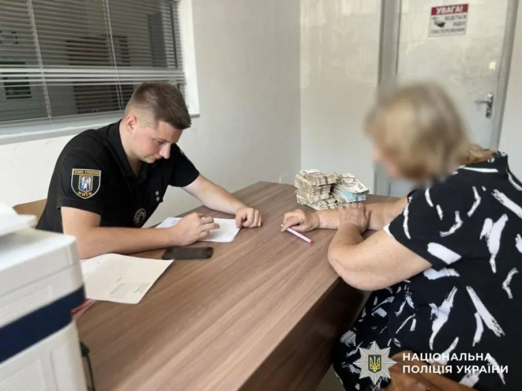 У Києві пенсіонерка віддала шахраям майже мільйон: поліція вчасно втрутилася