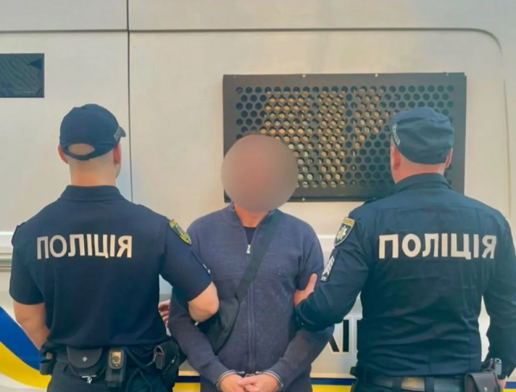 На Київщині чоловік зі зброєю вдерся до будинку та пограбував родину