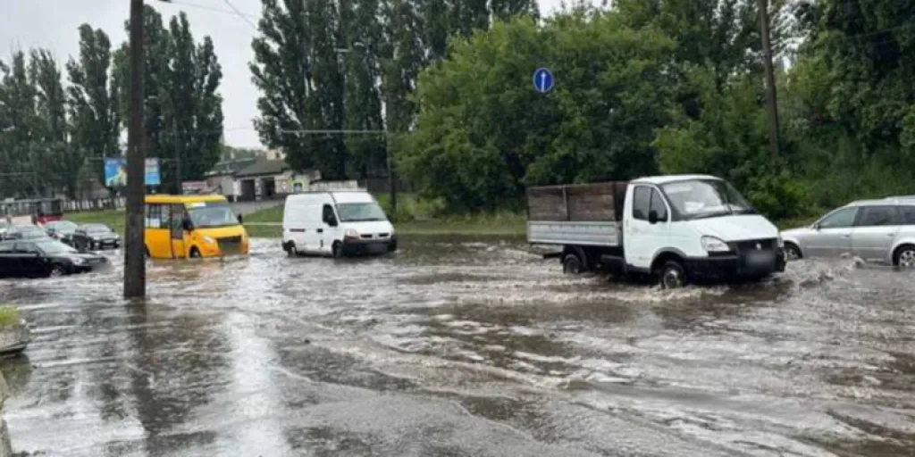 У Києві негода паралізувала рух: громадський транспорт працює з перебоями
