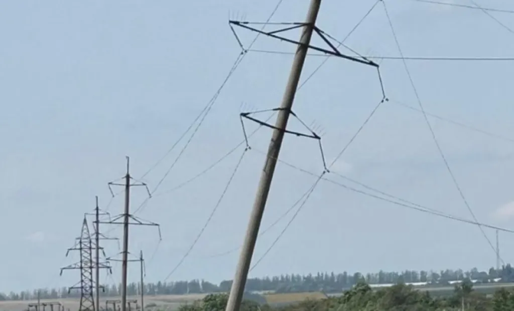 Після урагану на Київщині ліквідовують масштабні аварії на електромережах