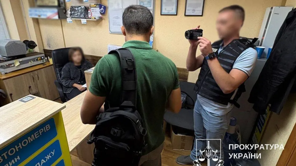 У Києві викрили схему продажу фальшивих свідоцтв про навчання в автошколі