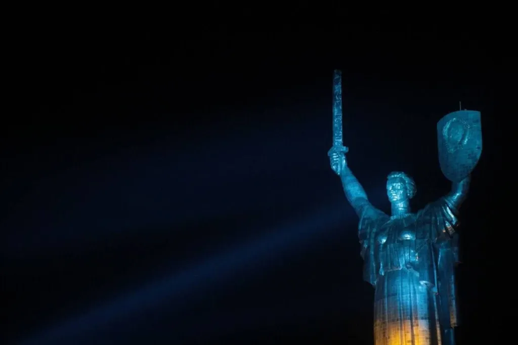 Монумент «Батьківщина-мати» у Києві засяяв світловою інсталяцією в патріотичних кольорах