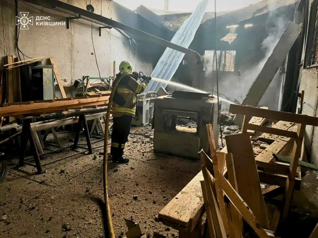 Нічна атака на Київщині: пожежі, руйнування та постраждалий