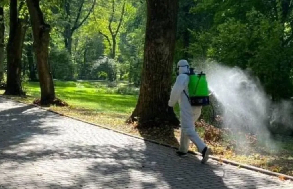 У Києві обробляють парки від кліщів: мешканців просять тимчасово утриматися від прогулянок