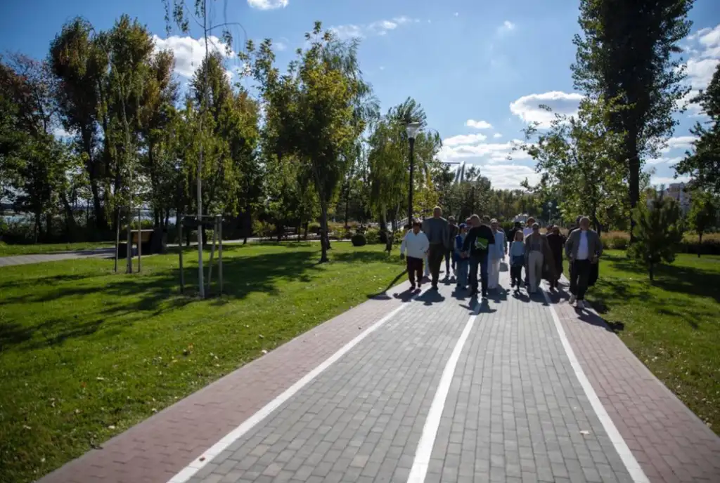 У столиці вперше замайорів Зелений прапор: Оболонський острів отримав міжнародну екологічну відзнаку