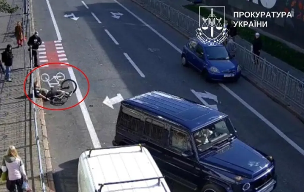 У Києві водій Mercedes жорстоко побив велосипедиста після конфлікту через велосмугу