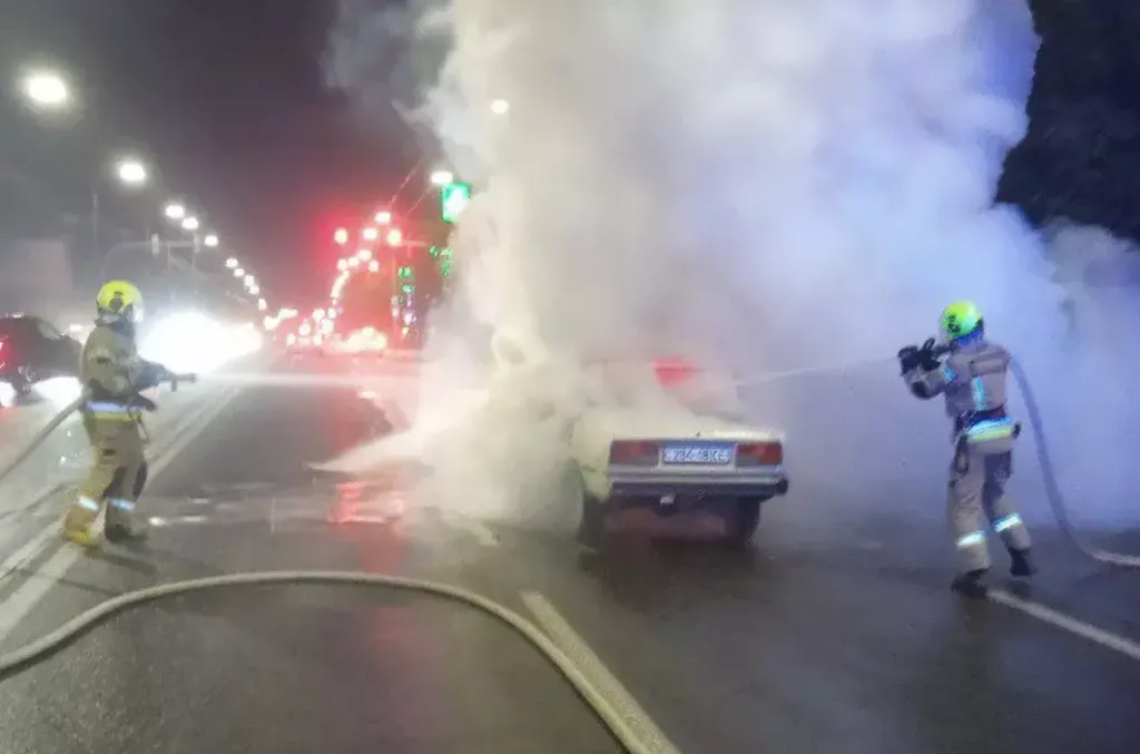 Нічна пожежа у Києві спричинила сильне задимлення та перекриття руху