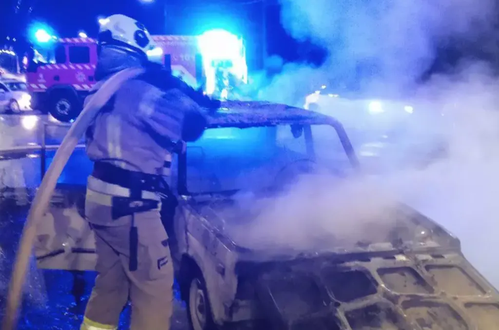 Нічна пожежа у Києві спричинила сильне задимлення та перекриття руху