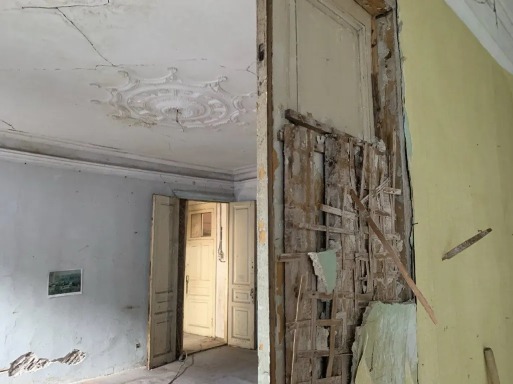 Будинок Мощинського на Андріївському: активісти заявляють про нищення пам’ятки, міська влада говорить про реставрацію