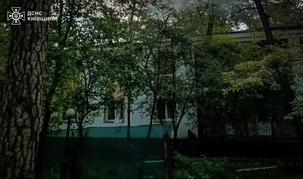 У Київській області уламки ворожого дрона спричинили пожежу в будівлі