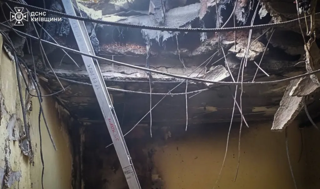 У Київській області уламки ворожого дрона спричинили пожежу в будівлі