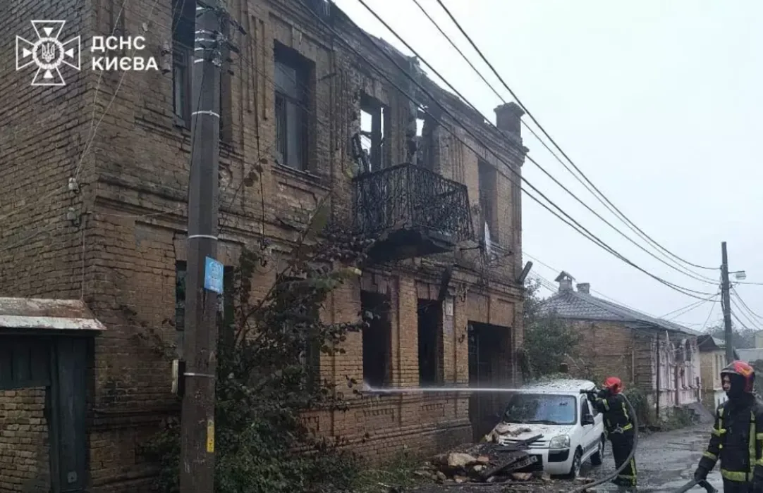 У Києві згоріла двоповерхова будівля: полум’я здіймалось у небо
