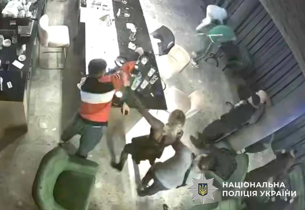Стрілянина на Липках у Києві: дівчина прикрила друзів і отримала тяжке поранення