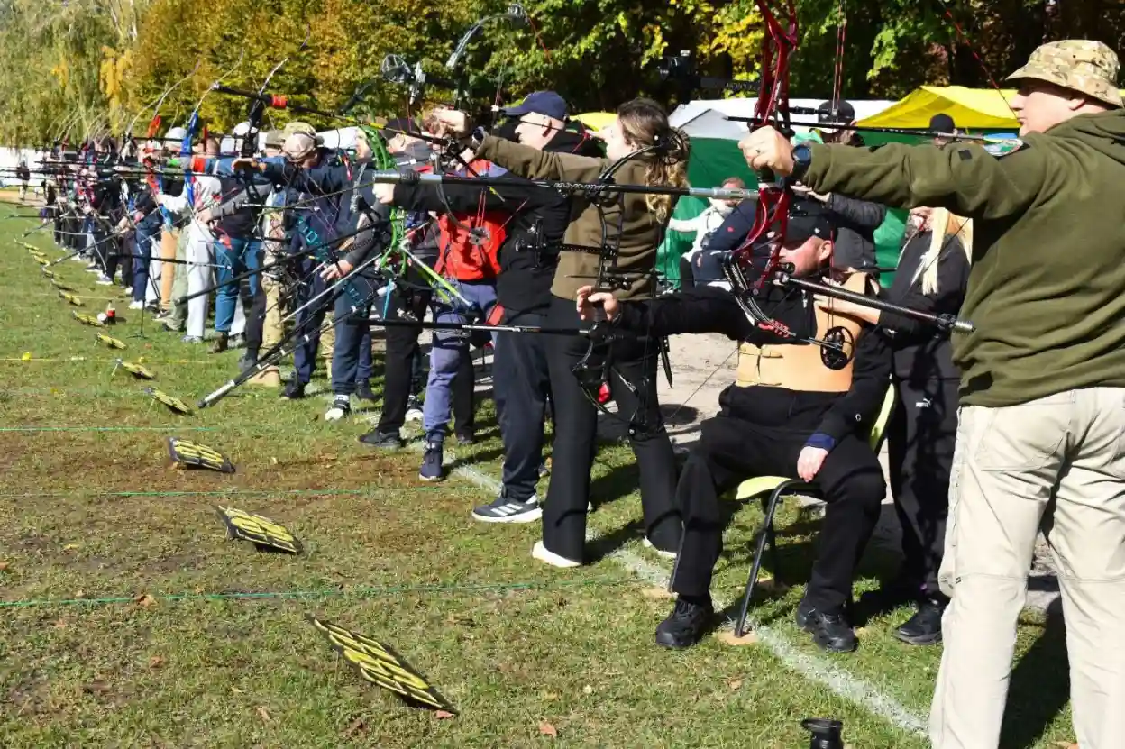 На Київщині відбувся турнір «Коло Незламних»: ветерани та люди з інвалідністю змагалися у стрільбі з лука
