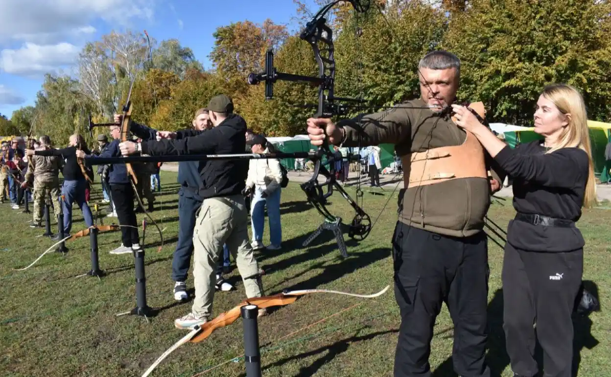 На Київщині відбувся турнір «Коло Незламних»: ветерани та люди з інвалідністю змагалися у стрільбі з лука