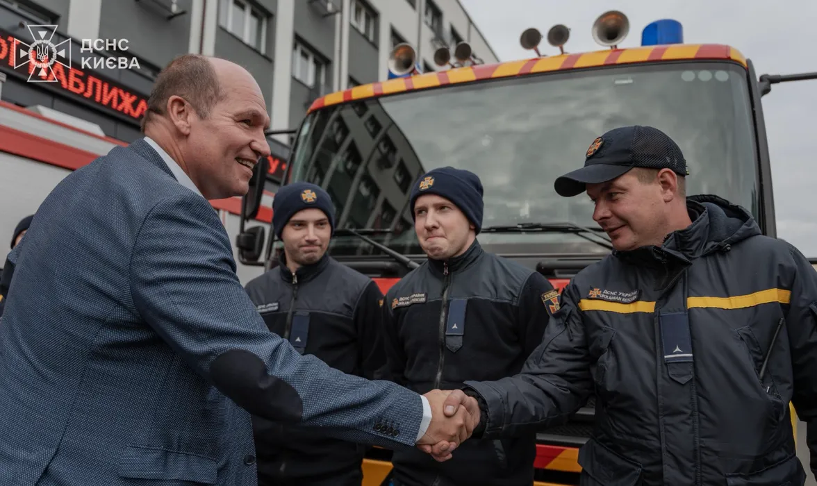 Столичні рятувальники отримали нову техніку: Брюссель передав Києву дві пожежні автоцистерни