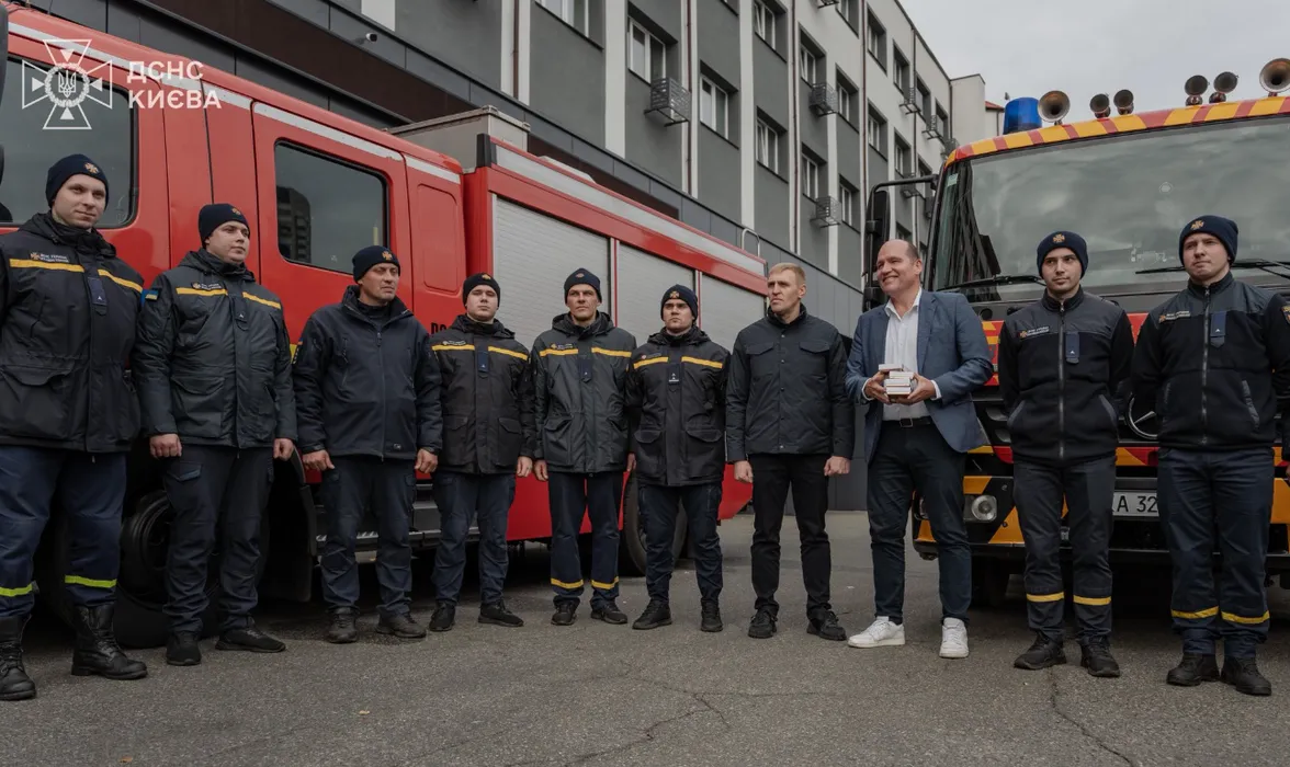 Столичні рятувальники отримали нову техніку: Брюссель передав Києву дві пожежні автоцистерни